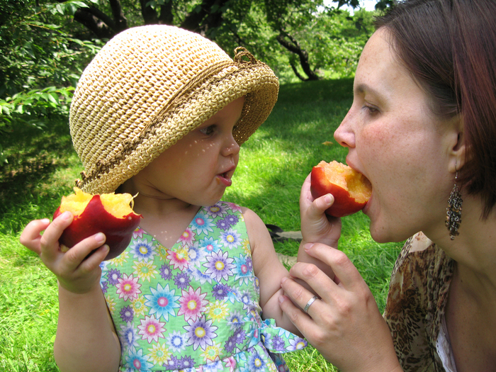 mom and daughter eating peaches, which will soon be free of chlorpyrifos! 