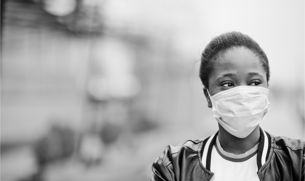 Black woman wearing a mask during the COVID-19 pandemic