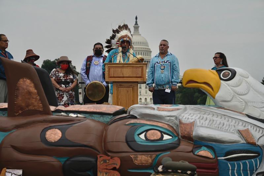 Tribal leader provides a blessing in front of the Lummi Totem Pole on the National Mall, Washington DC. Photo: Craig Hudson for Moms Clean Air Force