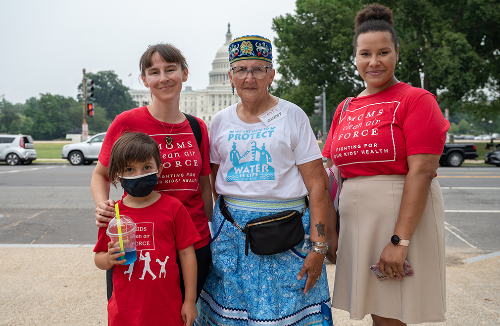 Indigenous water protector Mary Lyons with moms at the Red Road to DC event on the National Mall, July 2021. Photo: Craig Hudson for Moms Clean Air Force
