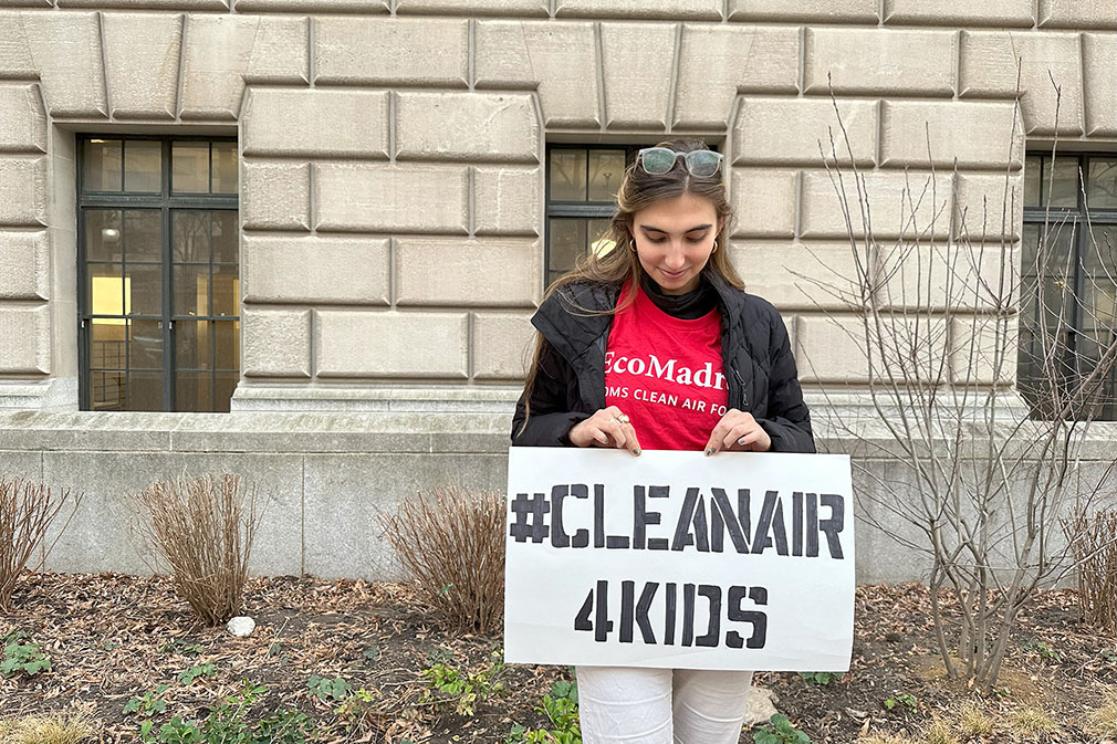 EcoMadres member with #cleanair4kids sign