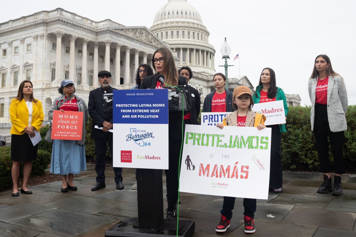 Moms rally to protect Latina moms from air pollution and extreme heat