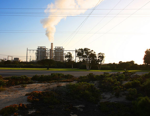 Powerplant smokestack emitting mercury pollution